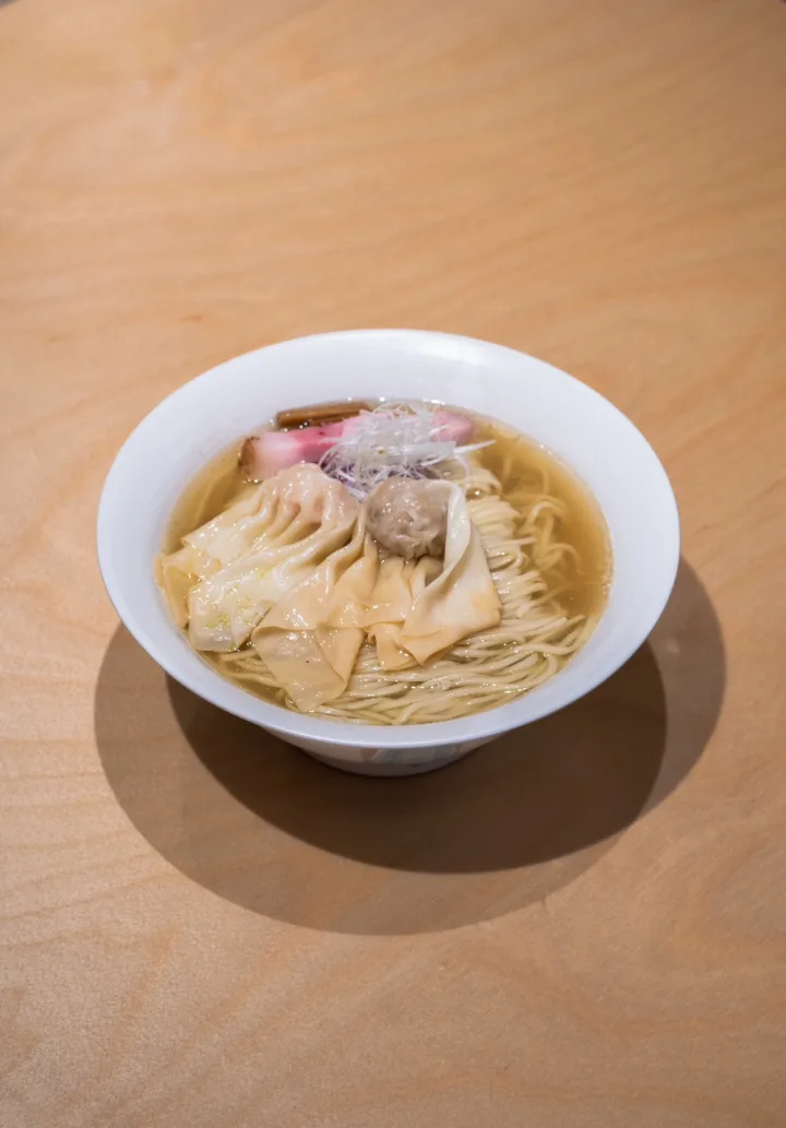 ワンタン白醤油ラーメン