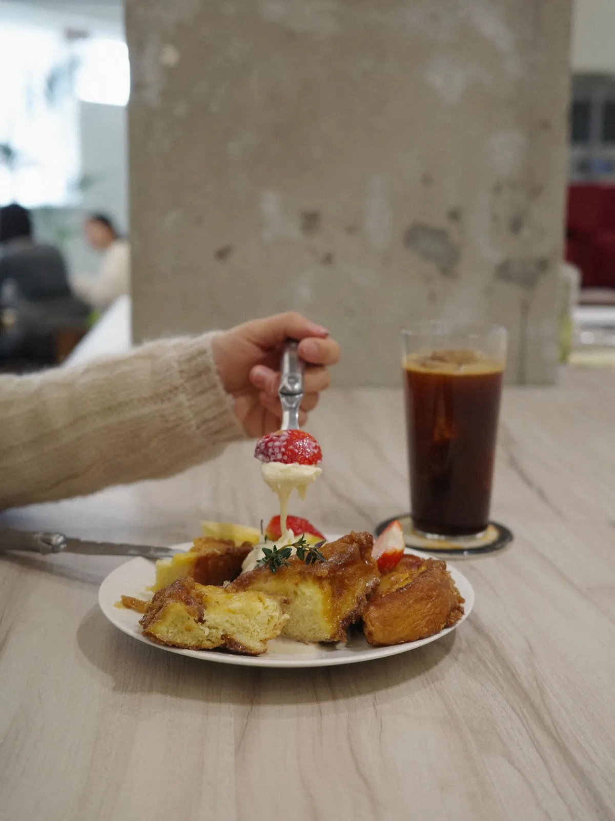 イチゴを添えたフレンチトースト