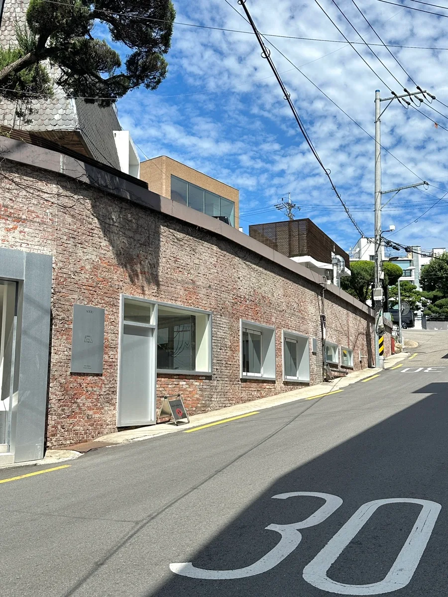店へ続く上り坂と赤レンガの建物