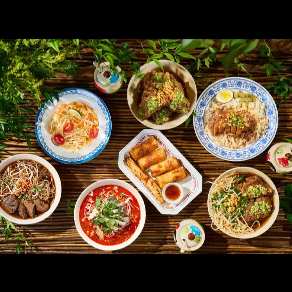 Soi延南 本店 — タイ料理が並ぶ俯瞰卓