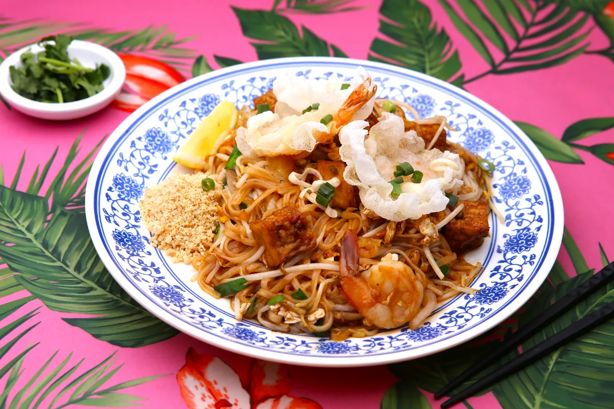エビをのせた炒め麺