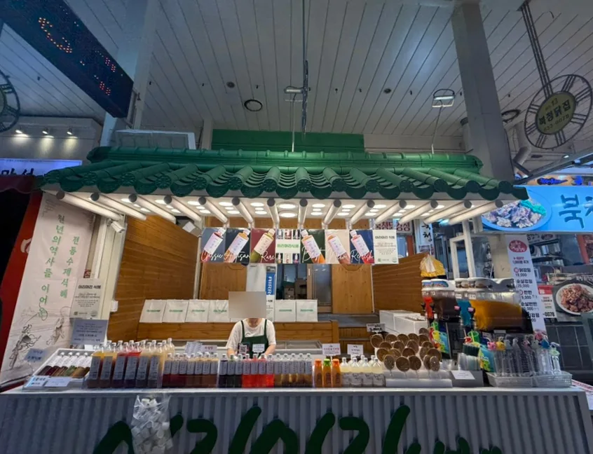 青い瓦屋根の市場ドリンク店