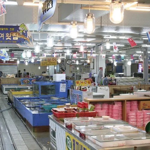 水槽が並ぶ鮮魚売り場