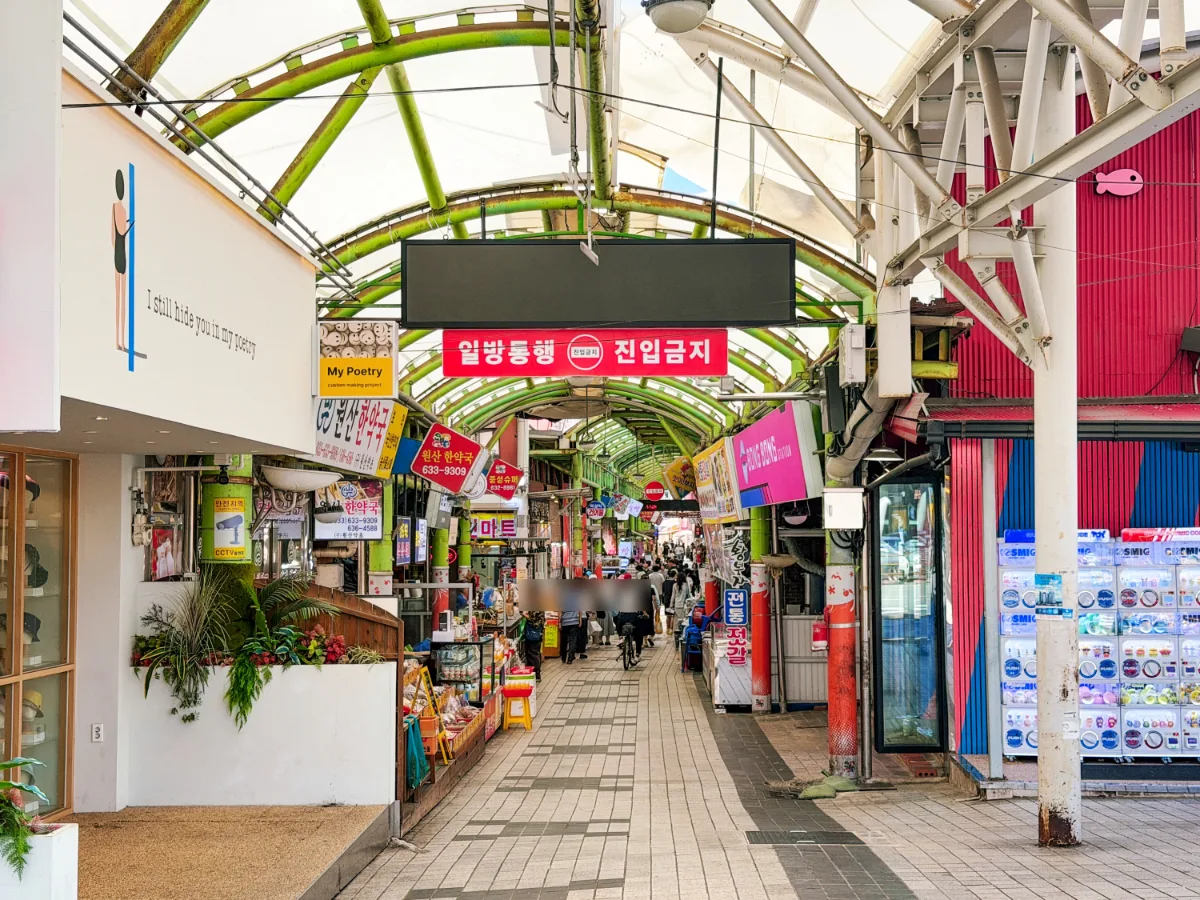 緑のアーチ屋根の市場通路