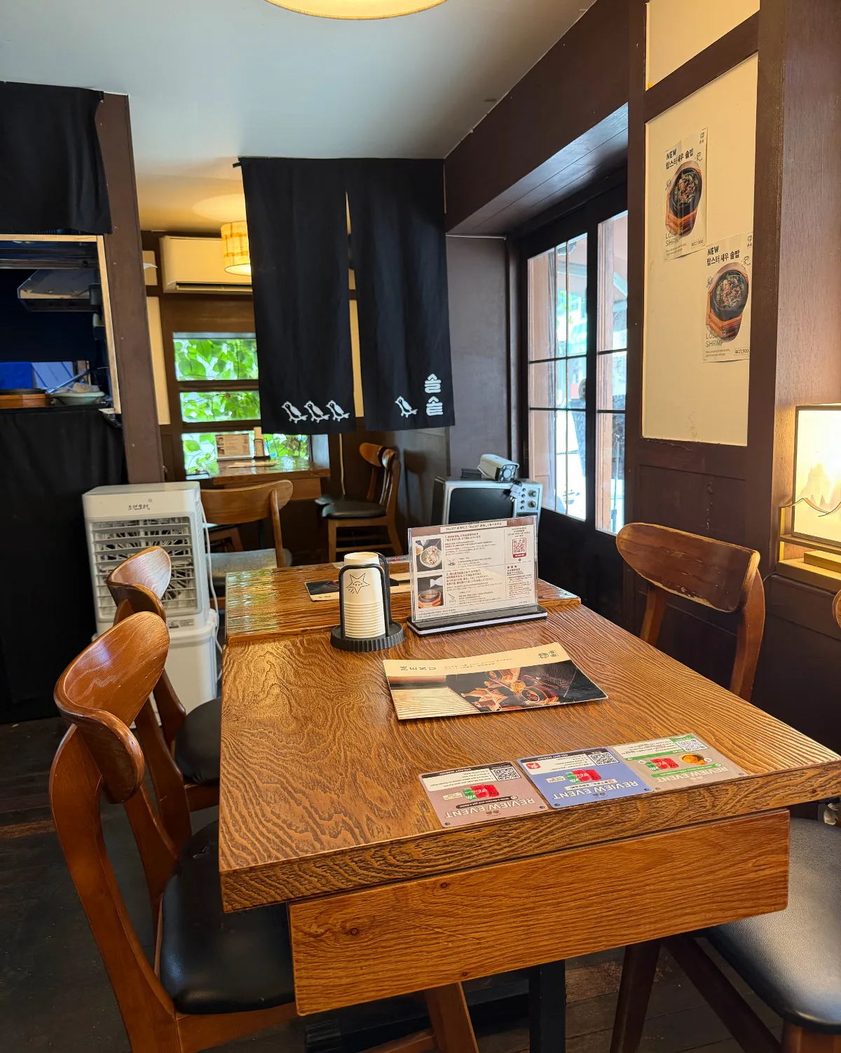 ソルソッ 益善店 — 木製テーブルと窓辺の席