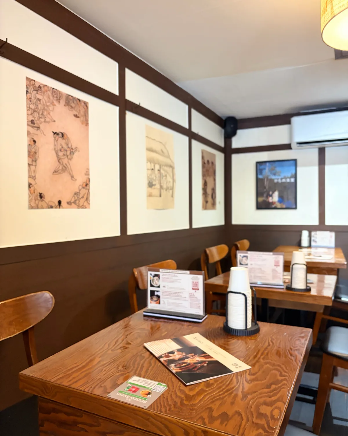 ソルソッ 益善店 — 壁画が並ぶ木製テーブル席