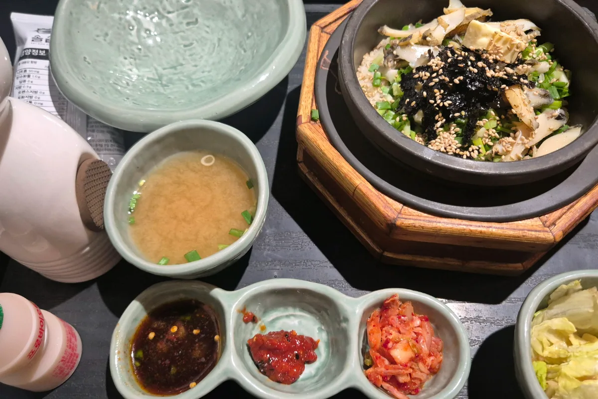 鮑と海苔をのせた釜飯