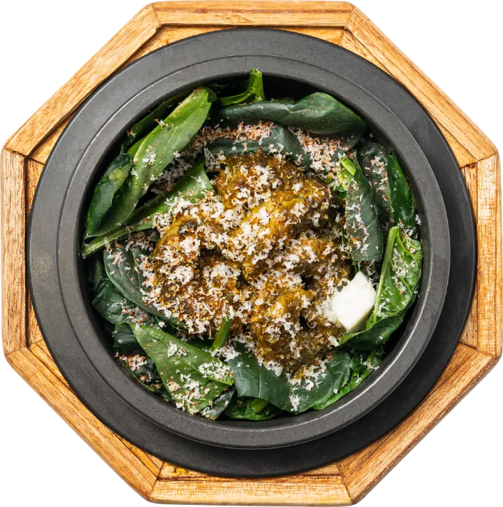 青菜とチーズをのせた釜飯