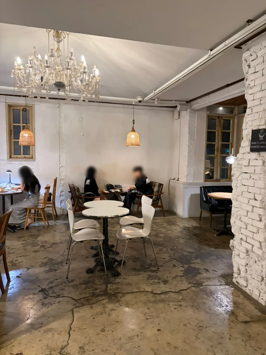 SOMETHING ABOUT COFFEE — シャンデリアのある客席
