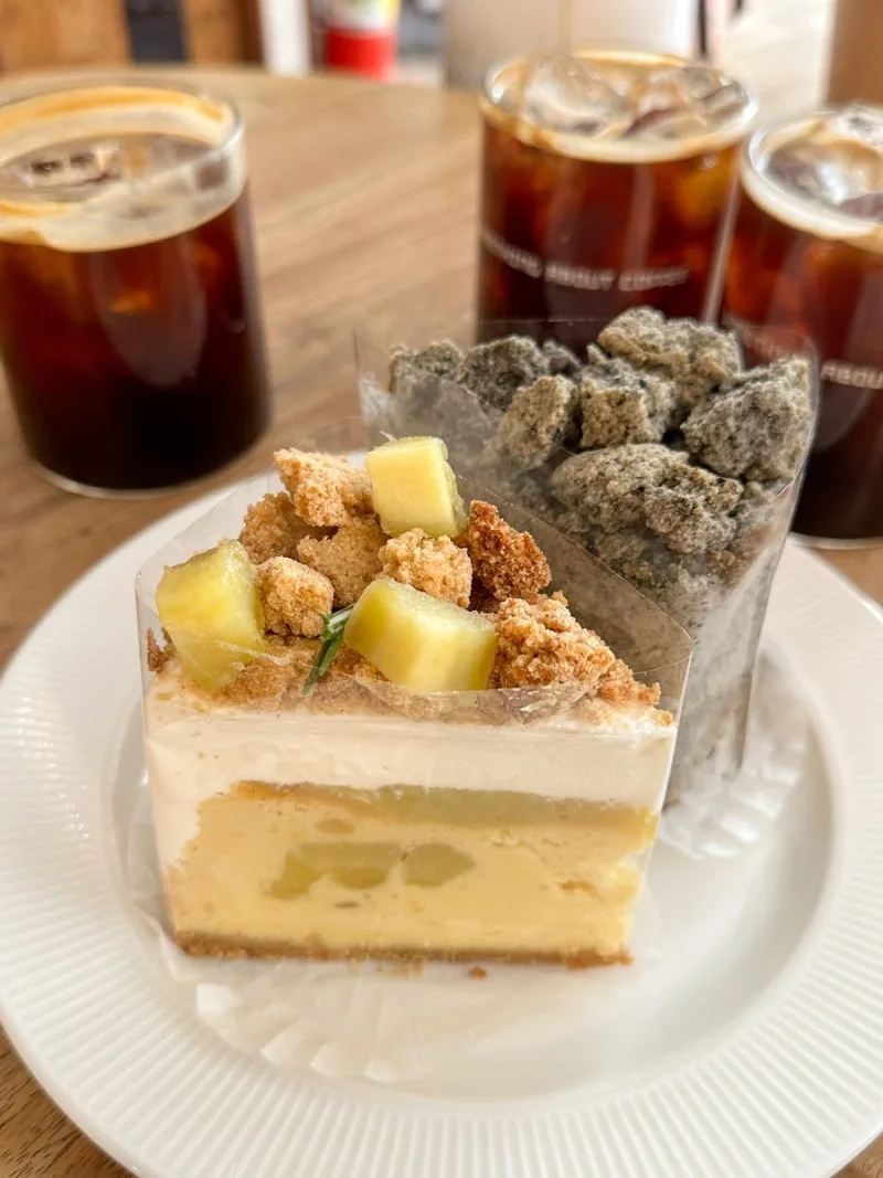 SOMETHING ABOUT COFFEE — 2種のチーズケーキとアイスコーヒー
