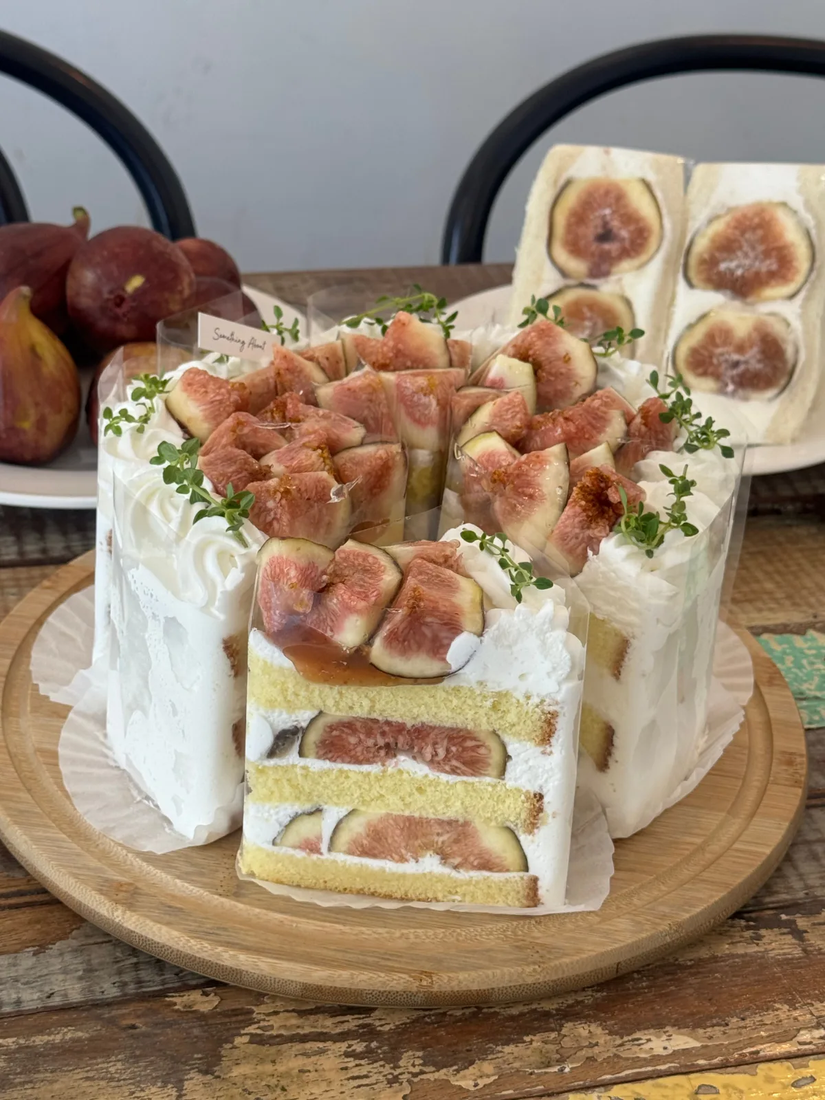 いちじくをのせた生クリームケーキ