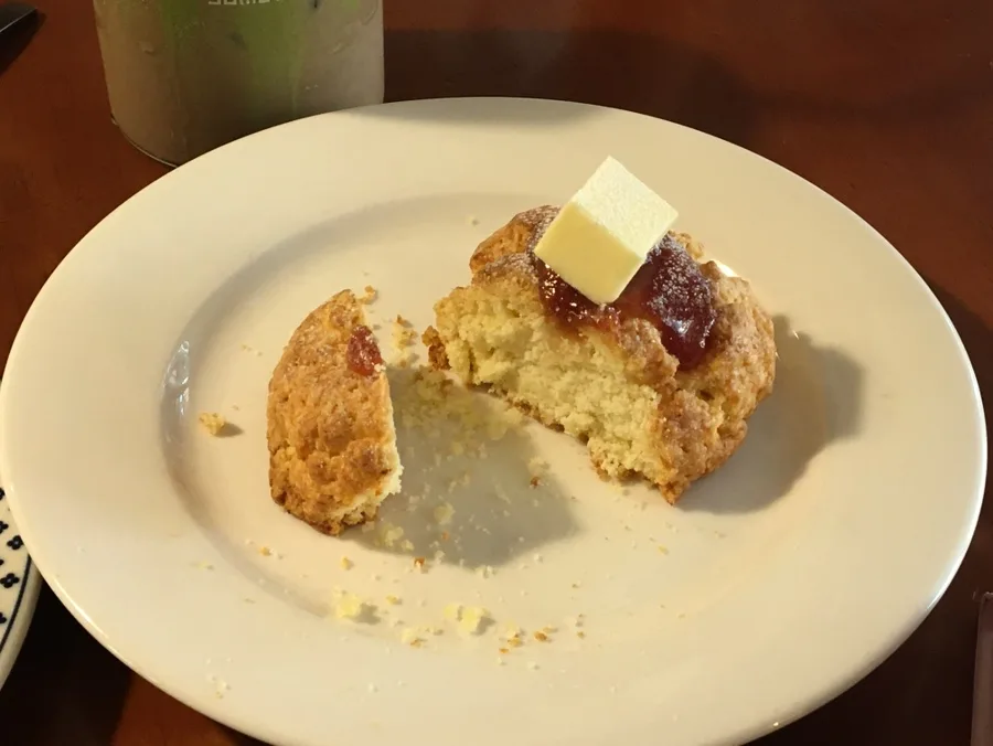 バターとジャムをのせたスコーン