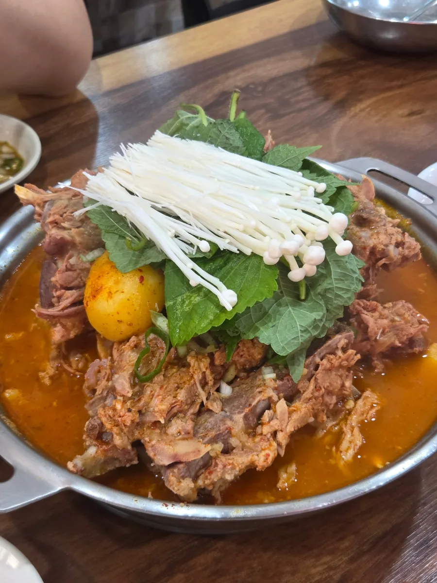 ソムンナン聖水カムジャタン — 骨付き肉とえのきの赤い鍋