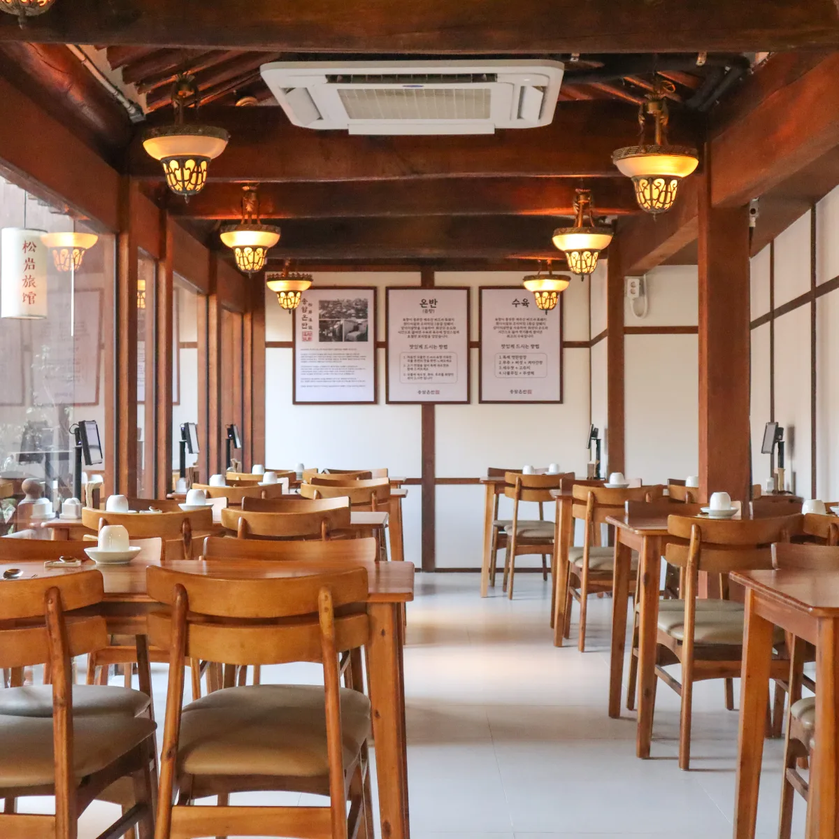 ソンアムオンバン 本店 — 木の梁とテーブルが並ぶ客席