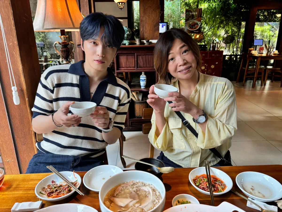 ジェジュンと大久保佳代子が韓屋の席で食事する場面（日本テレビ『世界頂グルメ』より）