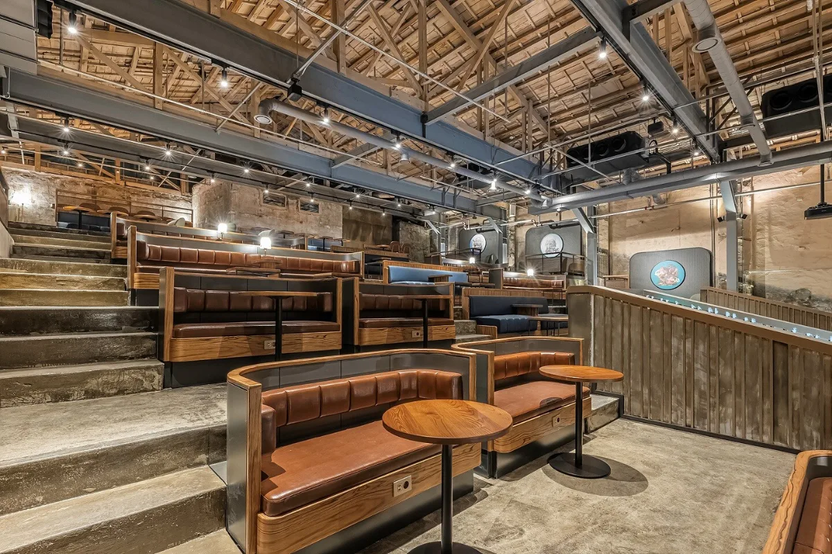 STARBUCKS COFFEE 京東1960店 — 木組み天井と段状ソファ席