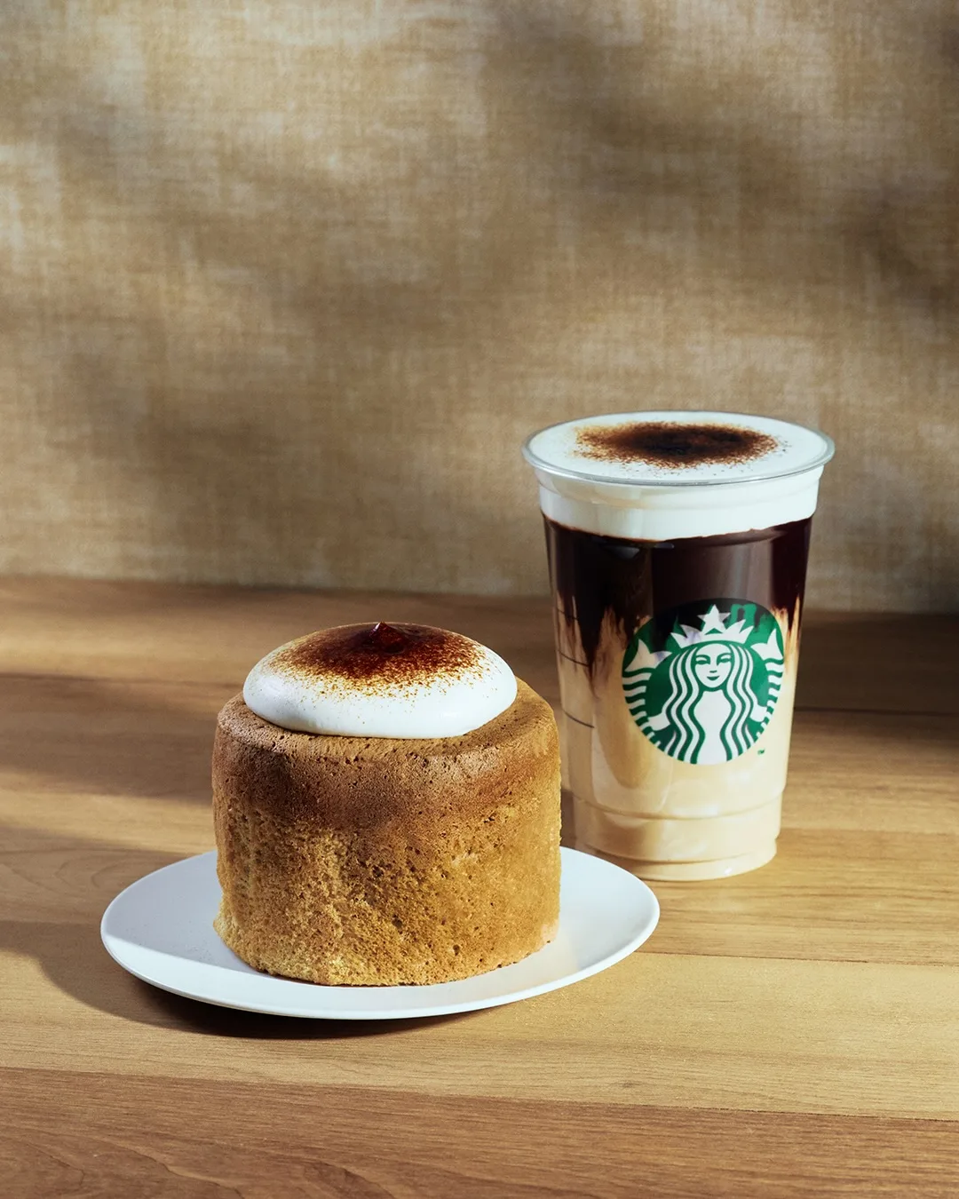 STARBUCKS COFFEE 京東1960店 — クリーム飲料と丸いケーキ