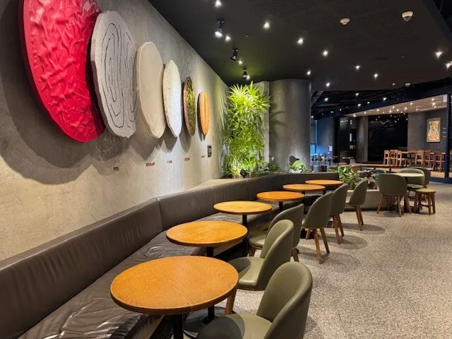 スターバックス 鍾路R店 — 壁面アートが並ぶ丸テーブル席