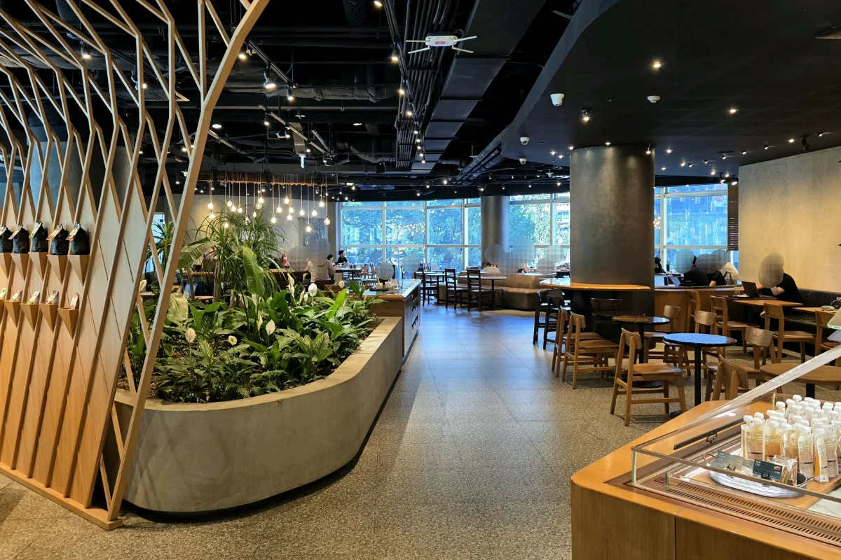 スターバックス 鍾路R店 — 植栽と木組み棚のある客席