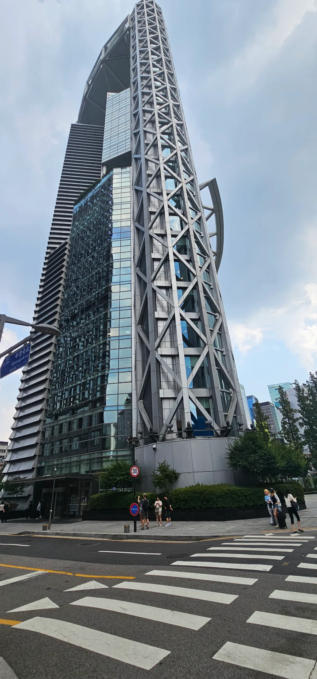格子骨組みが走る高層ビル