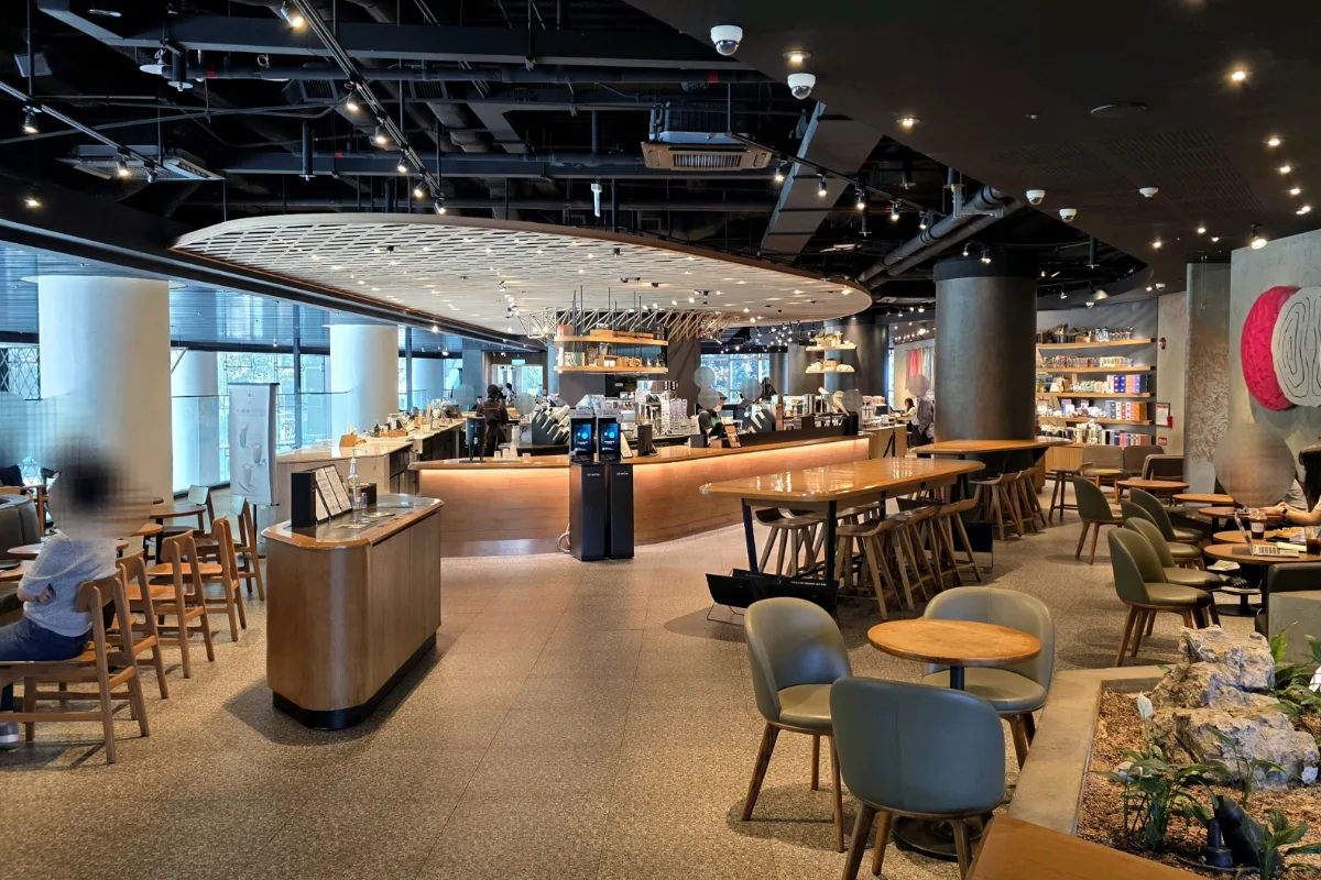 スターバックス 鍾路R店 — 楕円天井の下のカウンター