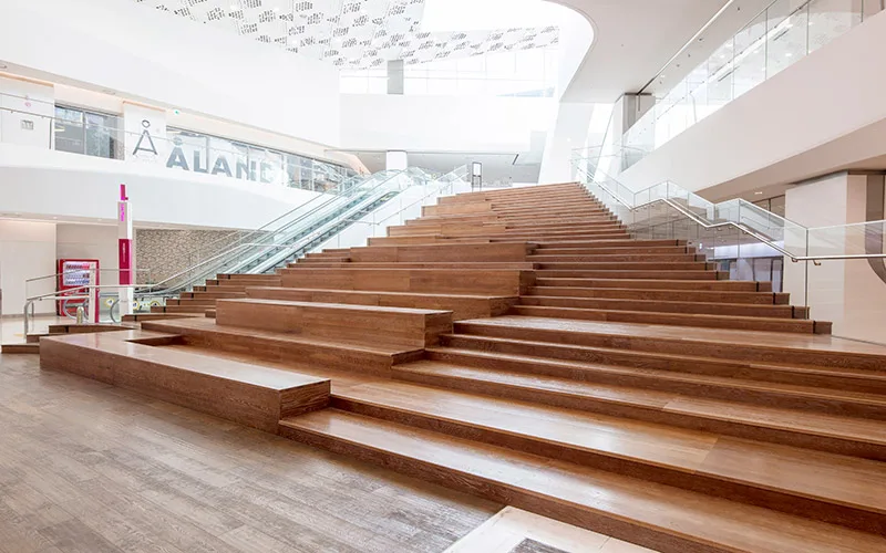 スターフィールド COEX MALL — 木製階段状の休憩スペース