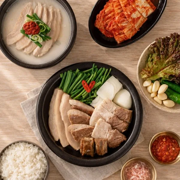 小鍋と豚肉盛り合わせ皿