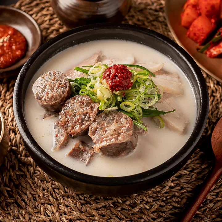 丸い腸詰めと豚肉、葱のせ