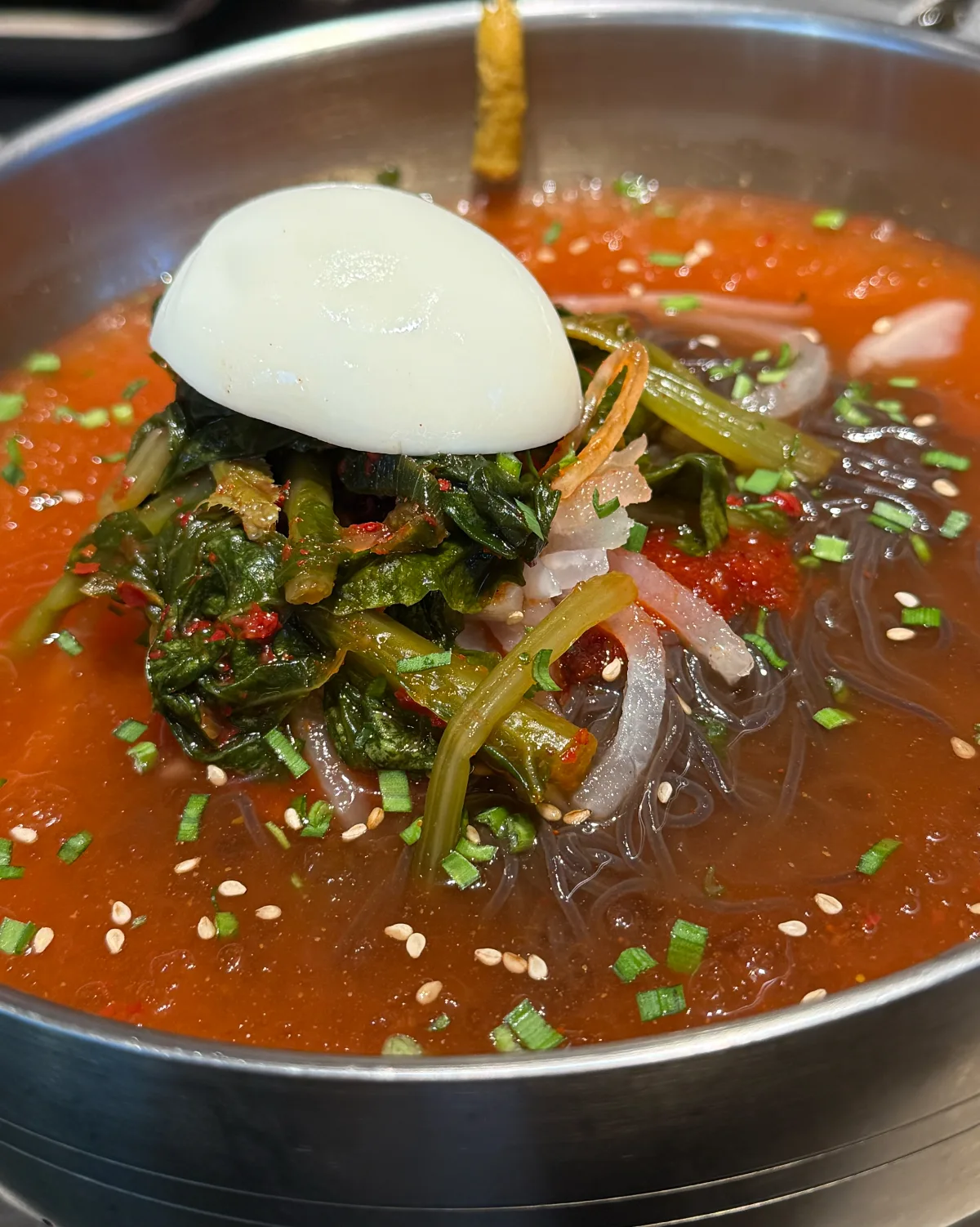 スクソンド 乙支路店 — ゆで卵をのせたヨルム冷麺
