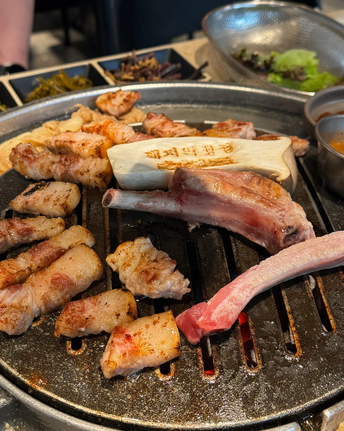 網の上で焼ける骨付きロース