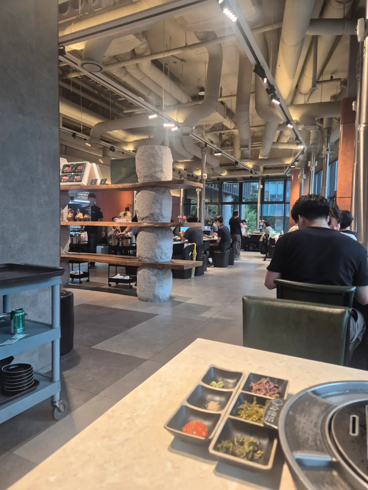 石の柱と棚が並ぶ広い店内