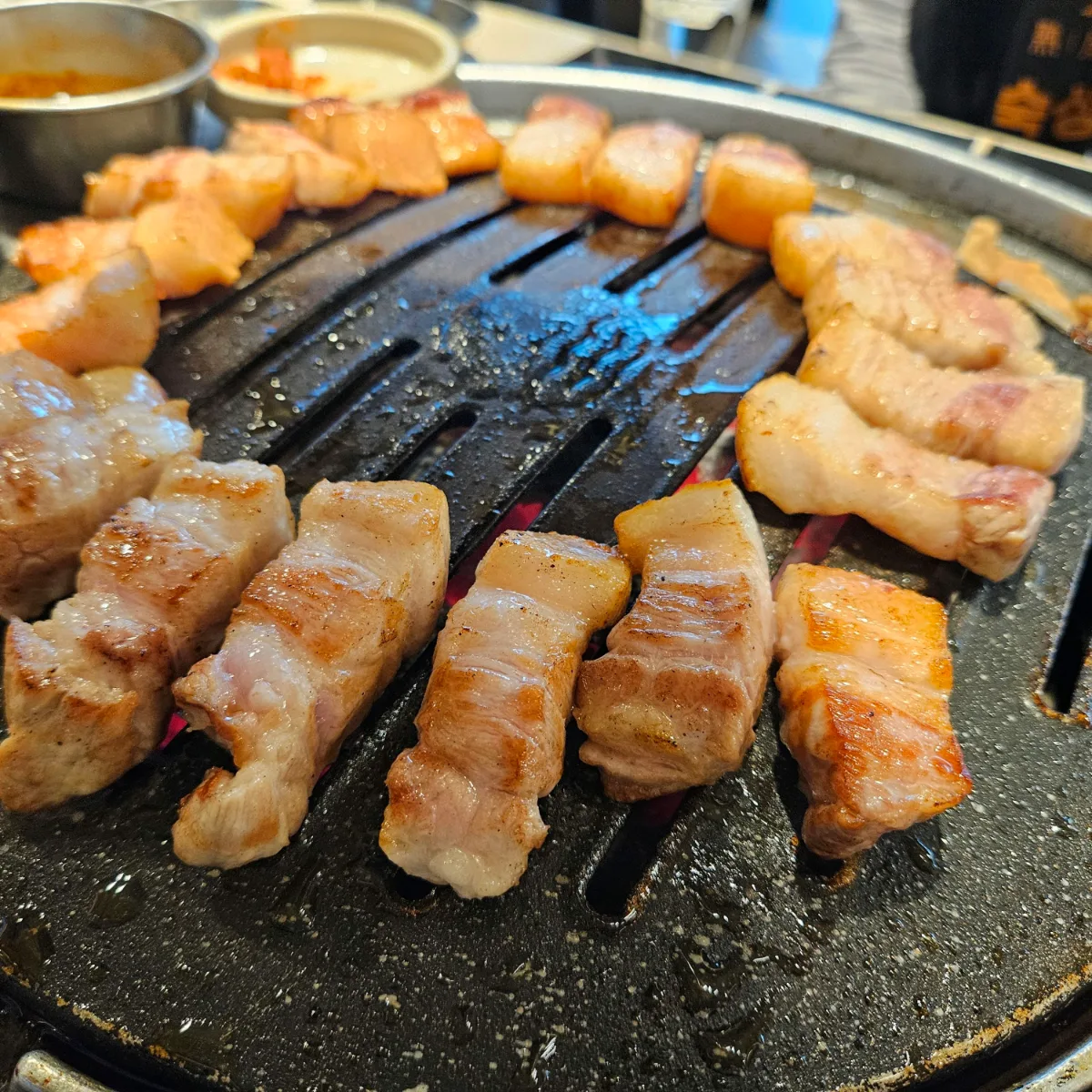 スクソンド 乙支路店 — 網の上で焼ける厚切りサムギョプサル