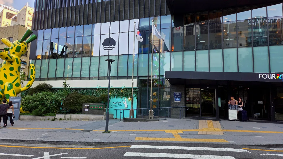 スクソンド 乙支路店 — 豚のロゴが入ったガラス張りのビル