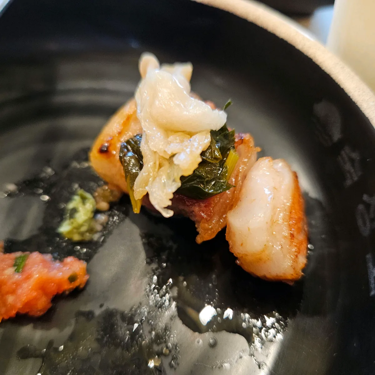 白キムチと薬味をのせた豚肉