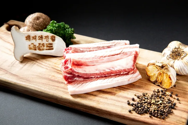 まな板に並ぶ熟成黒豚肉とにんにく