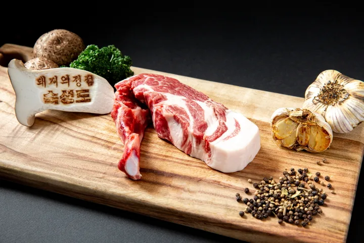 骨付きの黒豚肉と香味野菜