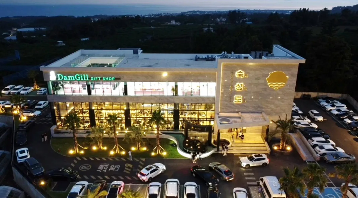 熟成到 中文店 — 夕暮れの建物と海の眺め