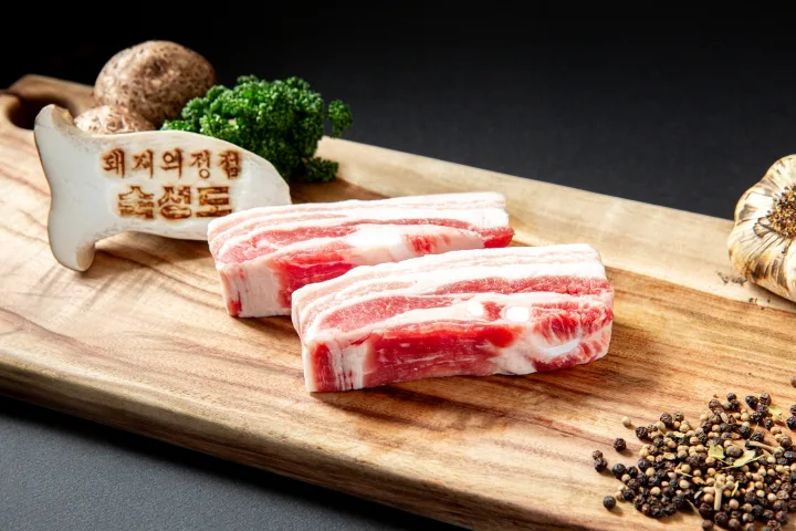 まな板に並ぶ熟成豚肉の切り身