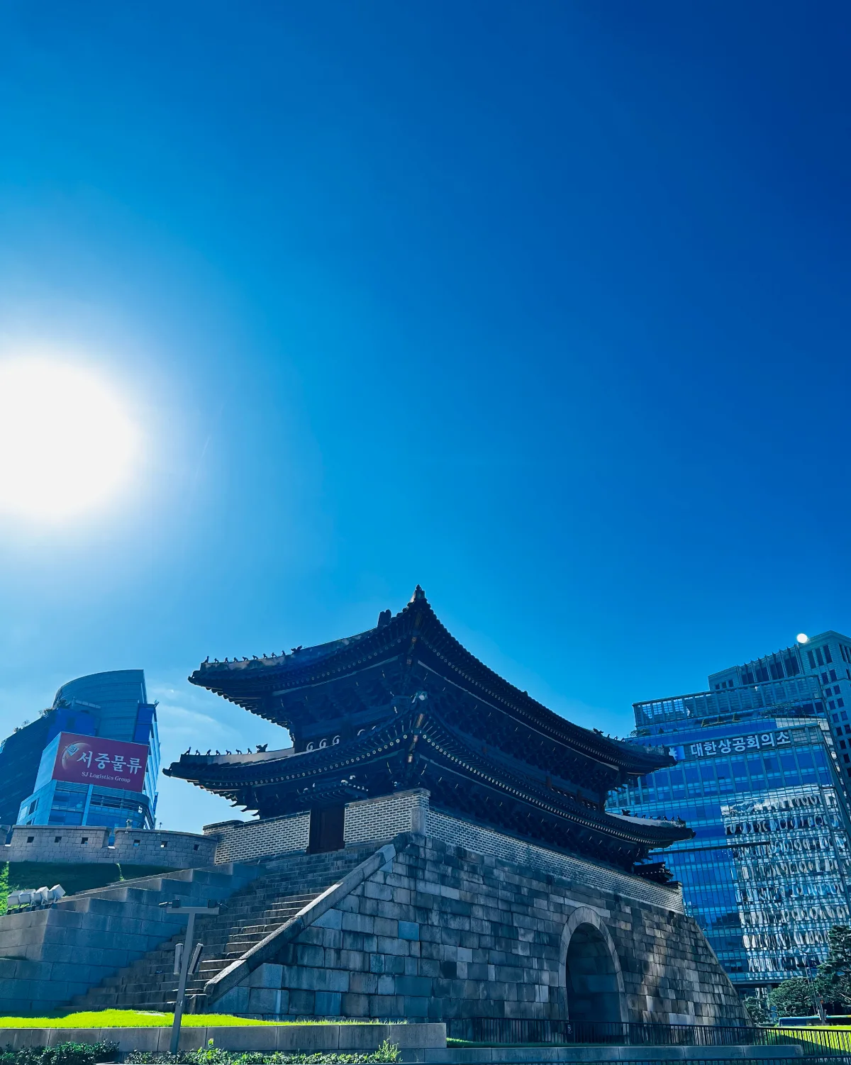 青空を背にした崇礼門の楼閣