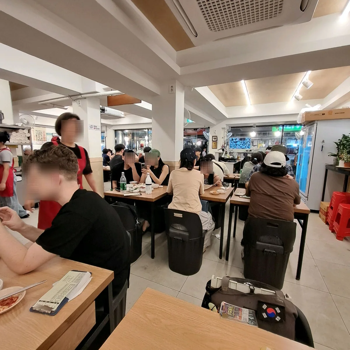 客で埋まった明るい食堂