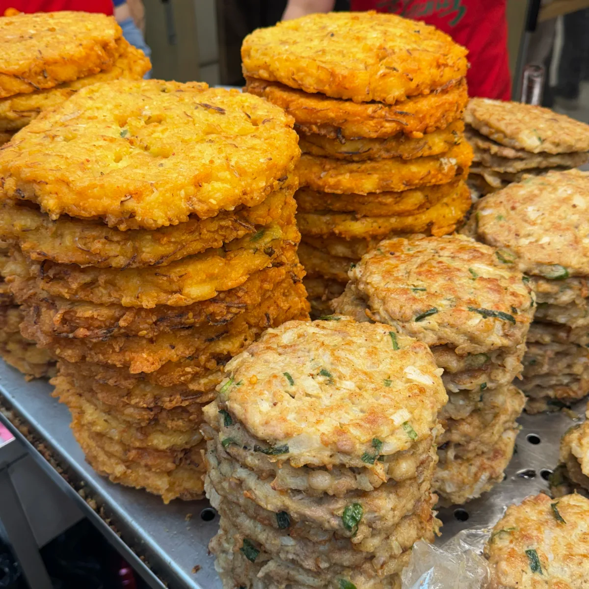 スニネピンデトッ 広蔵市場店 — 鉄板に積まれた二種の焼き物