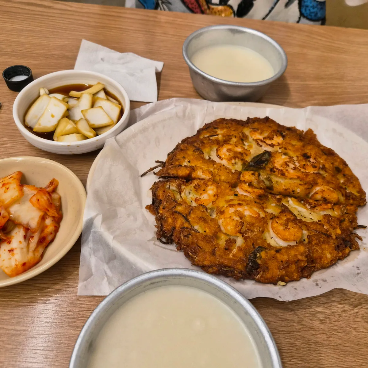 スニネピンデトッ 広蔵市場店 — 海老入りチヂミと白い酒