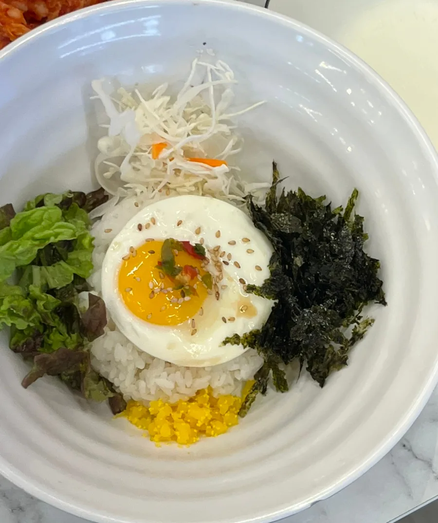 目玉焼きと海苔をのせたご飯