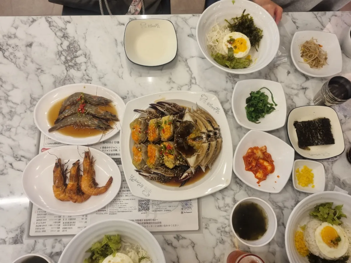 スンミネ・ヘンボッケジャン 東大門店 — 蟹と海老が並ぶ食卓