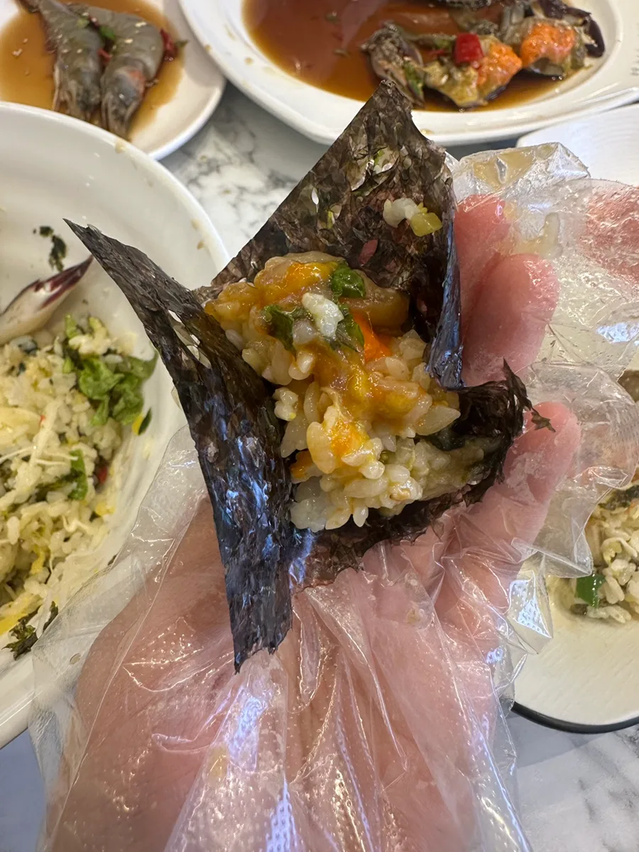 蟹の身とご飯を海苔で包んだひと口