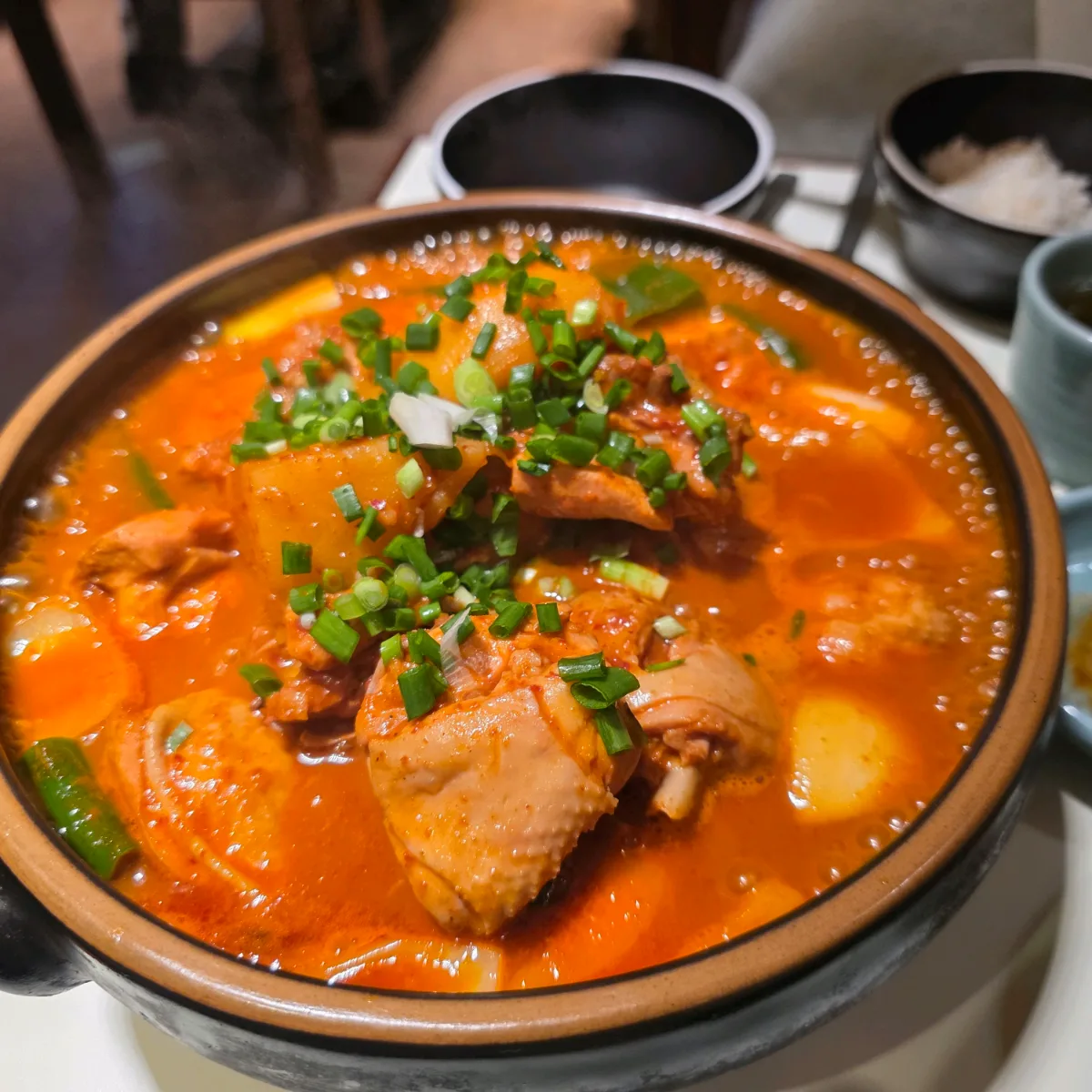 鶏肉とジャガイモの赤い鍋