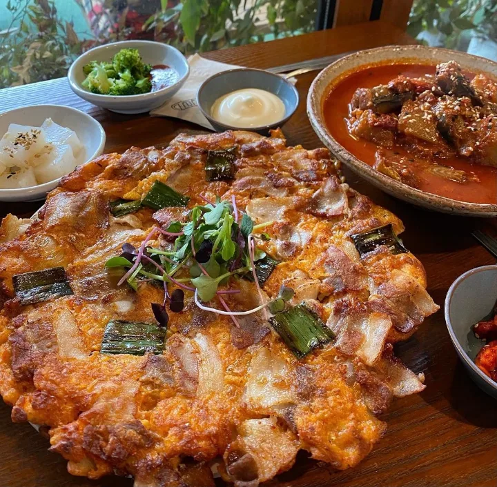 薄切り豚バラ肉入りキムチチヂミ