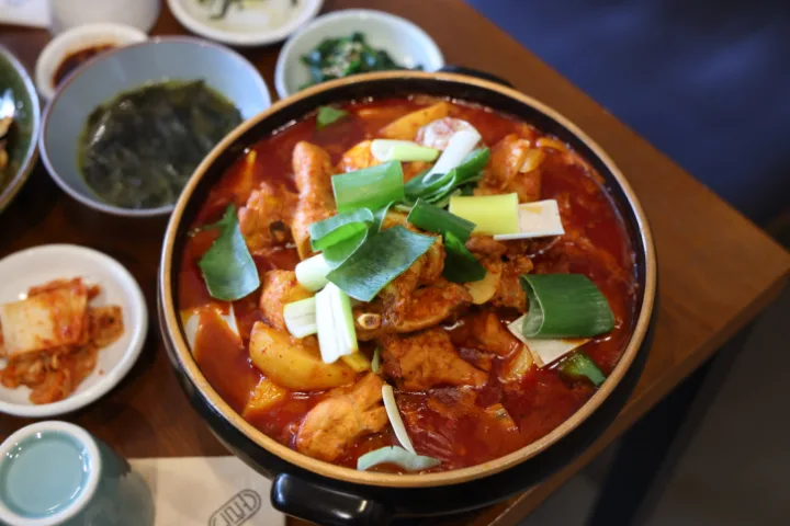 骨なしタットリタン（鶏肉と野菜の甘辛煮）
