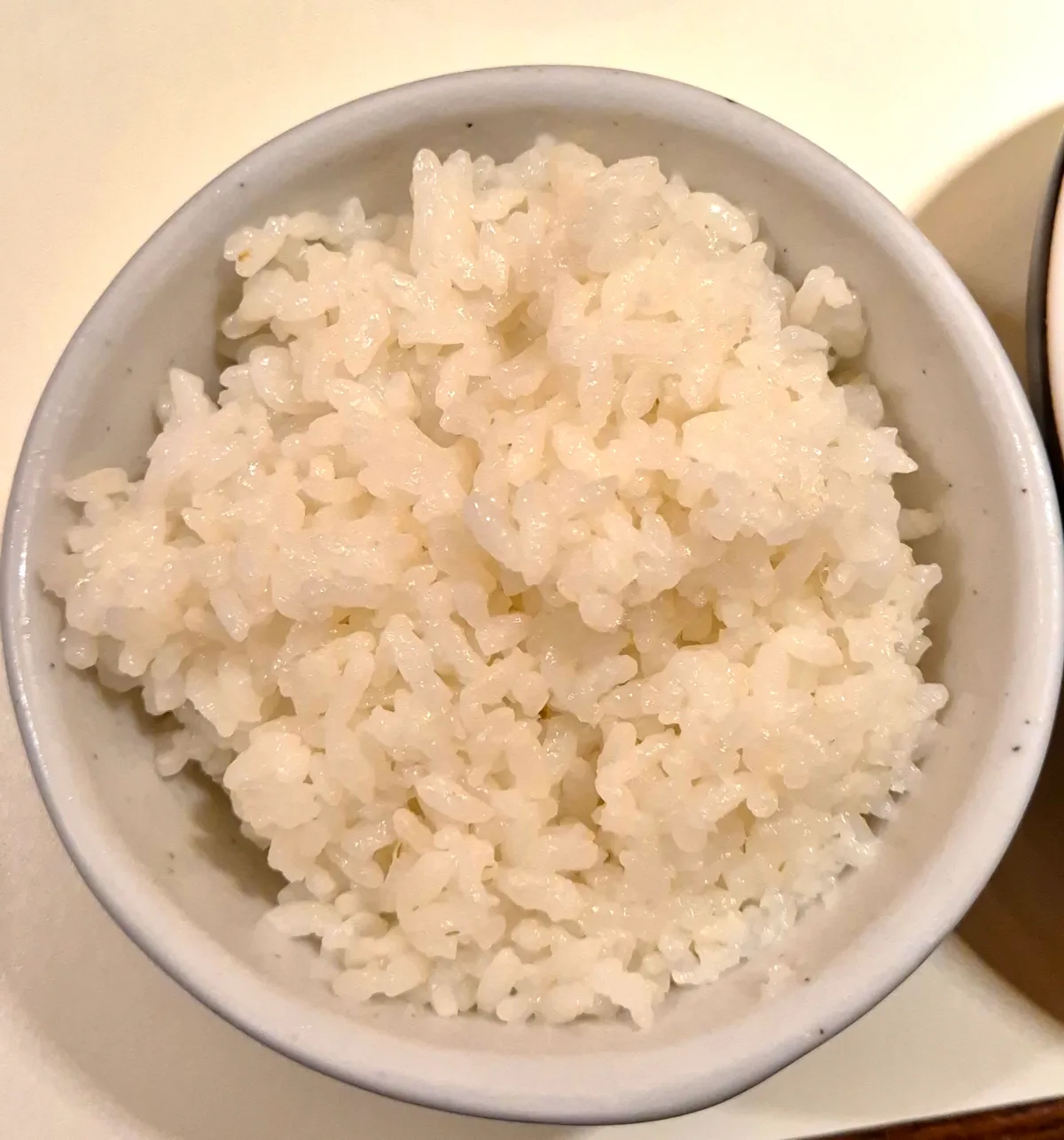 白い茶碗に盛られたご飯
