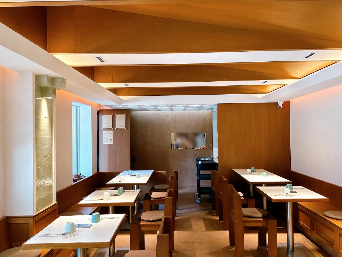 木の壁と2人席が並ぶ店内